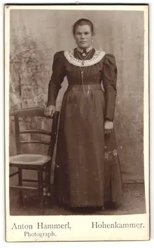 Fotografie Anton Hammerl, Hohenkammer, junge Frau in tailliertem Kleid