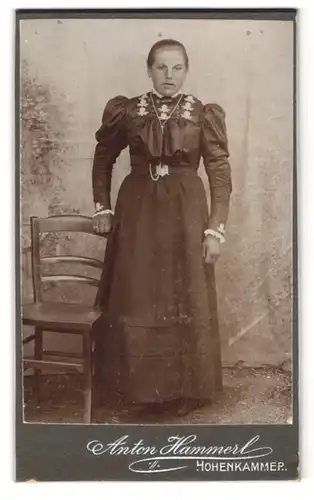 Fotografie Anton Hammerl, Hohenkammer, bürgerliche Frau in taillierten Kleidern