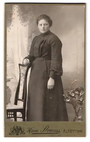 Fotografie Hans Strauss, Altötting, Schlotthammerstrasse 1, bürgerliche Frau in schlichtem Kleid