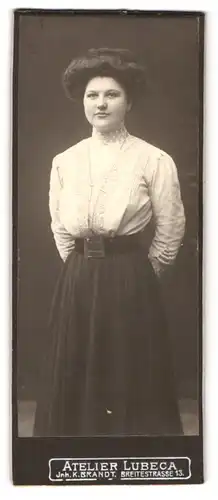 Fotografie Atelier Lubeca, Lübeck, Breitestrasse 13, Portrait Dame in weisser Bluse mit toupierten Haaren