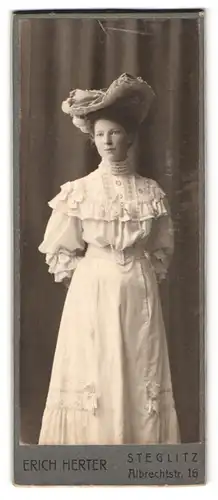 Fotografie Erich Herter, Steglitz, Albrechtstr. 16, Portrait junge Frau im weissen Kleid mit breitem Hut