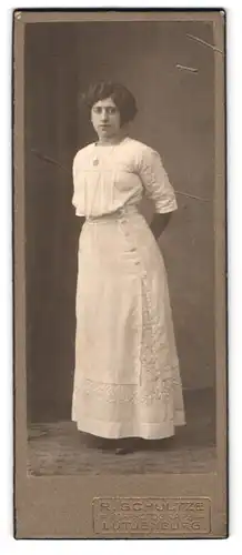 Fotografie R. Schultze, Lütjenburg, Portrait Frau im weissen Kleid mit Halskette und welligen Haaren