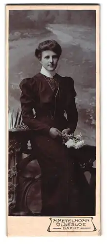 Fotografie H. Ketelhohn, Oldesloe, Markt, Portrait junge Frau im schwarzen Kleid vor einer Studiokulisse