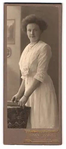 Fotografie Eggert Hansen, Kiel, Holtenauerstr. 31, Portrait Dame im weissen Kleid mit Halskette