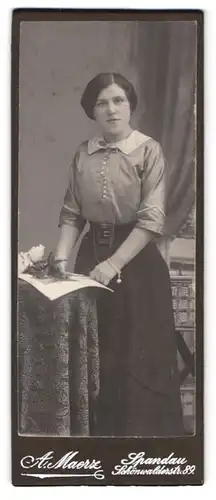 Fotografie A. Maerz, Spandau, Schönwalderstr. 89, Portrait Dame in seidener Bluse mit Halskette