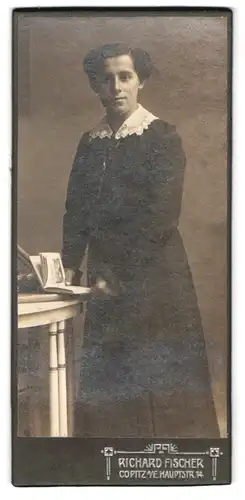 Fotografie Richard Fischer, Copitz a. E., Hauptstr. 14, Portrait Dame im schwarzen Kleid mit Spitzenkragen
