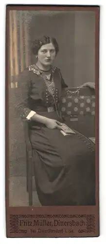 Fotografie Fritz Müller, Dittersbach, Portrait junge Frau im Kleid mit Halskette und welligen Haaren