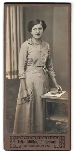 Fotografie Fritz Müller, Dittersbach, Portrait junge Dame im seidenen Kleid mit Seitenscheitel