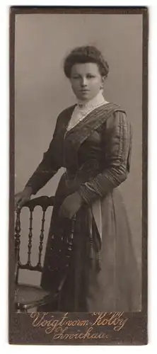 Fotografie Voigt, Zwickau, Portrait Dame im Biedermeierkleid mit zurückgebundenen Haaren