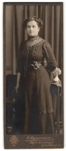 Fotografie R. Rosenkranz, Mügeln, Königstr. 32, Portrait Dame im Biedermeierkleid mit Schleife und Halskette