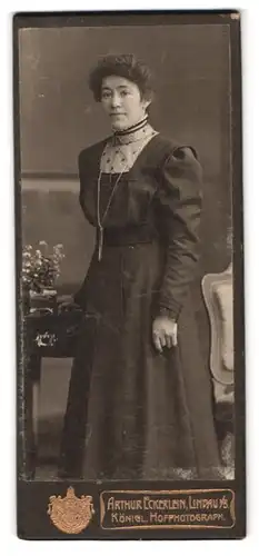 Fotografie Arthur Eckerlein, Lindau i. B., Portrait ältere Frau im dunklen Kleid mit Halskette und toupiertem Haar