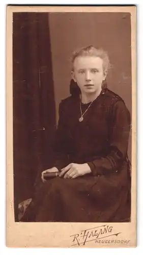 Fotografie R. Halang, Neugersdorf, Portrait junges blondes Mädchen im schwarzen Kleid mit Halskette