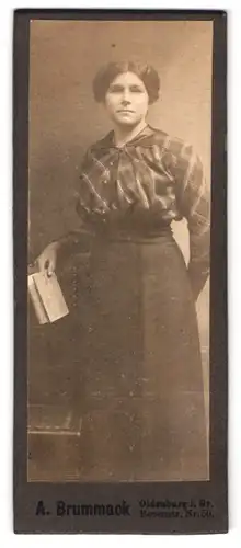 Fotografie A. Brummack, Oldenburg i. Gr., Rosenstr. 50, Portrait Dame in karierter Bluse mit Buch in der Hand