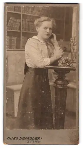 Fotografie Hugo Schröder, Zittau, Milchstr. 7, Portrait junge Frau in karierter Bluse vor einer Studiokulisse