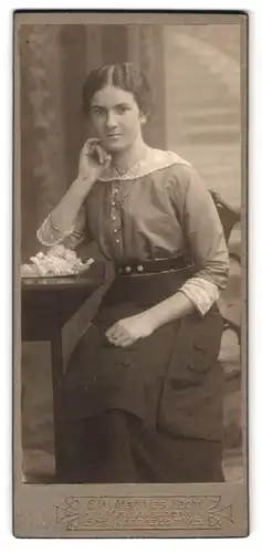 Fotografie E. W. Matthias Nachf., Seifhennersdorf i. S., Portrait junge Frau im Kleid mit Mittelscheitel