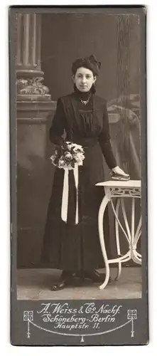 Fotografie A. Weiss & Co. Nachf., Schöneberg, Hauptstr. 11, Portrait junge Frau im schwarzen Kleid zur Kommunion