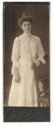 Fotografie Ferdinand von Manger, Leipzig, Breitenfelderstr. 40, Portrait Dame im weissen Kleid mit Hochsteckfrisur