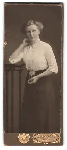 Fotografie A. Adolph, Passau, Portrait Dame in weisser Bluse mit toupierten Haaren
