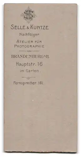 Fotografie Selle & Kuntze, Brandenburg a. H., Haupstr. 16, Portrait junger Mann im Anzug mit Fliege