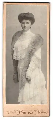 Fotografie Corona, Zwickau i. S., Wilhelmstr. 7, Portrait Dame im weissen Kleid mit Pelzstola