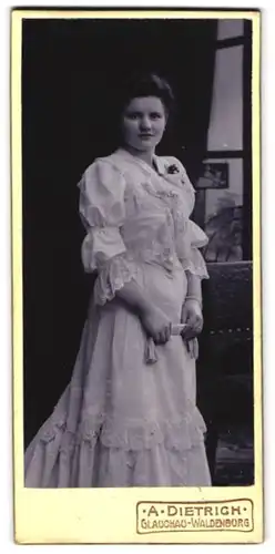 Fotografie A. Dietrich, Glauchau, Leipziger-Str., Portrait Dame im weissen Kleid mit Spitzen