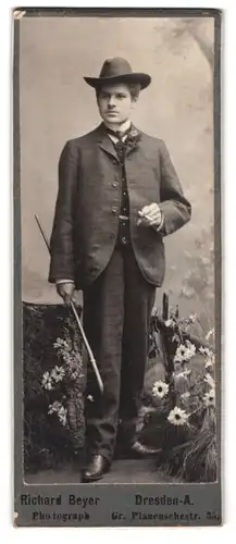 Fotografie Richard Beyer, Dresden, Gr. Plauenschestr. 35, Portrait junger Mann im karierten Anzug mit Stock und Hut