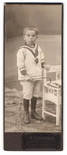 Fotografie H. Schmorrde, Herrnhut, Portrait kleiner Junge im Matrosenanzug mit Gehstock