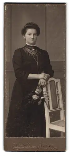 Fotografie Ad. Winkler, Görlitz, Berliner Str. 12, Portrait junge Frau Selma Wiesner im schwarzen Kleid mit Halskette