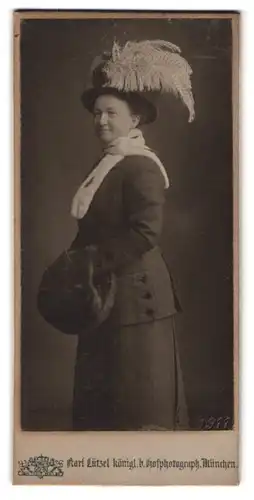 Fotografie Karl Lützel, München, Augustenstr. 16, Portrait ältere Frau im dunklen Kleid mit Muff und Federhut