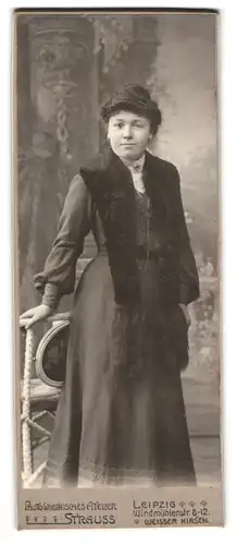 Fotografie Strauss, Leipzig, Windmühlenstr. 8-12, Portrait Dame im Biedermeierkleid mit Pelzstola