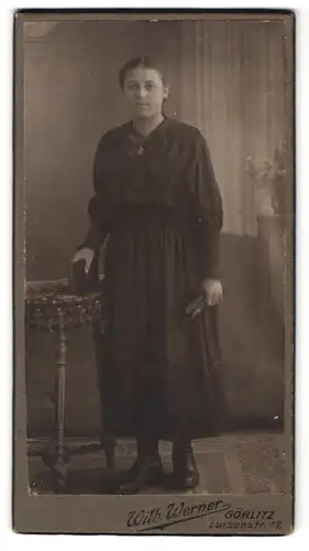 Fotografie Wilh. Werner, Görlitz, Luisenstr. 17, Portrait Frau im schwarzen Kleid mit Schleife