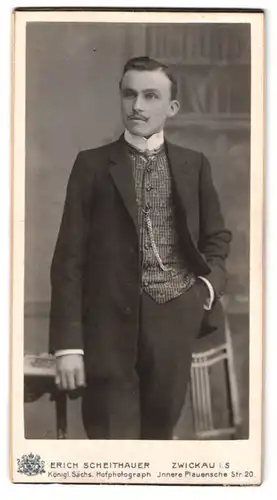 Fotografie Erich Scheuthauer, Zwickau i. S., Innere Plauensche Str. 20, Portrait Herr im Anzug mit karierter Weste