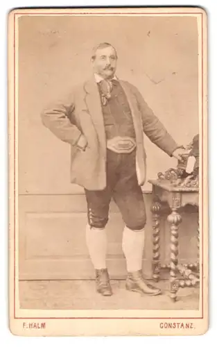 Fotografie F. Halm, Constanz, Augustiner-Str. 590, Portrait Mann in Lederhosen und Sakko
