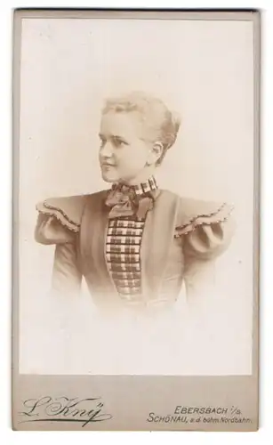 Fotografie L. Kny, Ebersbach i. S., Schönau a. d. böhm. Nordbahn, Portrait junge Frau im breitschultrigen Kleid