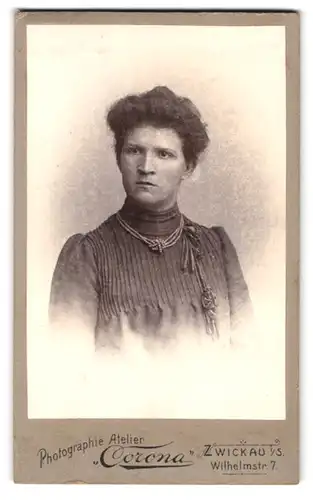 Fotografie Corona, Zwickau i. S., Wilhelmstr. 7, Portrait Dame im Biedermeierkleid mit Perlenkette