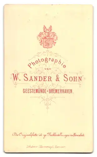 Fotografie W. Sander & Sohn, Geestemünde, Portrait Herr im Anzug mit Fliege und Ziegenbart