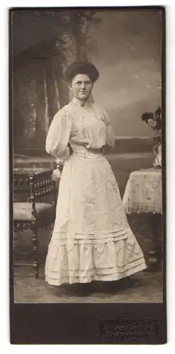 Fotografie Max Zeller, Göppingen, Portrait Dame im weissen Kleid mit toupierten Haaren vor einer Studiokulisse