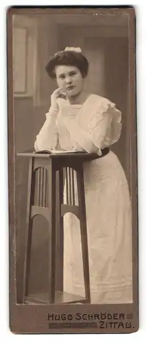 Fotografie Hugo Schröder, Zittau, Milchstr. 7, Portrait junge Dame im weissen Kleid mit Haarschleife