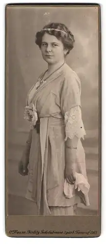 Fotografie C. Neuse, Görlitz, Jakobstr. 5, Portrait Frau Martha im jugendstil Kleid mit Haarreif