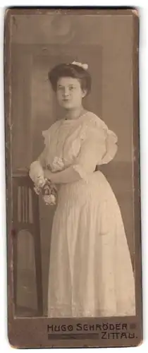 Fotografie Hugo Schröder, Zittau, Milchstr. 7, Portrait junge Dame im weissen Kleid mit Handschuhen