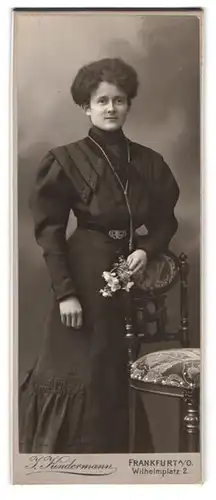 Fotografie J. Kindermann, Frankfurt a. O., Wilhelmplatz 2, Portrait Dame im Biedermeierkleid mit toupiertem Haar