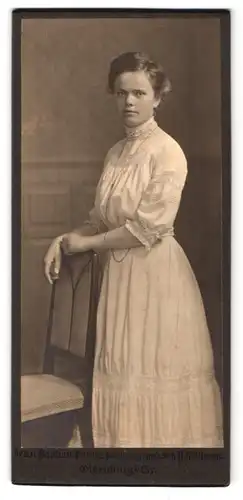 Fotografie Jean Baptiste Feilner, Oldenburg i. Gr., Rosenstr. 29, Portrait junge Frau im weissen Kleid mit Armkettchen