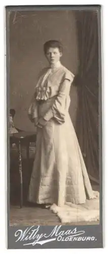 Fotografie Willy Maas, Oldenburg, Portrait junge Frau im hellen Kleid stehend im Atelier