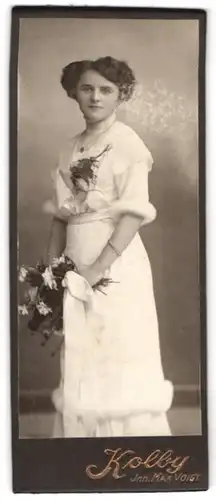 Fotografie Kolby, Ort unbekannt, Portrait junge Frau im weissen Kleid mit Pelzbesatz
