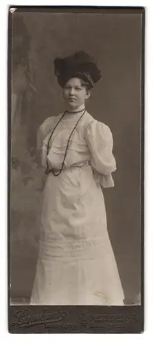 Fotografie Lambert, Dresden, Seestr. 21, Portrait Dame im weissen Kleid mit Perlenkette und Hut