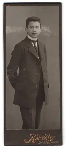 Fotografie Kolby, Ort unbekannt, Portrait junger Knabe im Anzug mit Krawatte