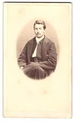 Fotografie Noe Vassena, Ort unbekannt, Portrait Herr im Anzug mit geöffneter Weste
