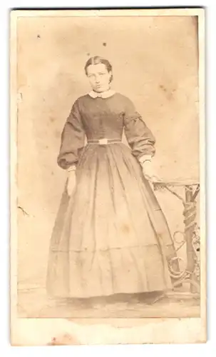 Fotografie Fotograf und ort unbekannt, Portrait junge Frau im Biedermeierkleid mit Spitzenkragen
