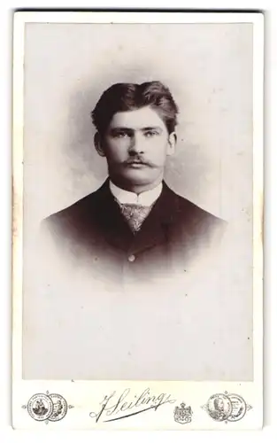 Fotografie J. Seiling, München, Prielmayerstr. 18, Portrait junger Mann im Anzug mit Oberlippenbart
