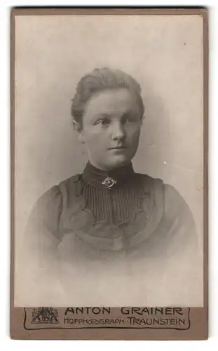 Fotografie Anton Grainer, Traunstein, Bahnhofstr. 16, Portrait junge Frau im Biedermeierkleid mit Brosche